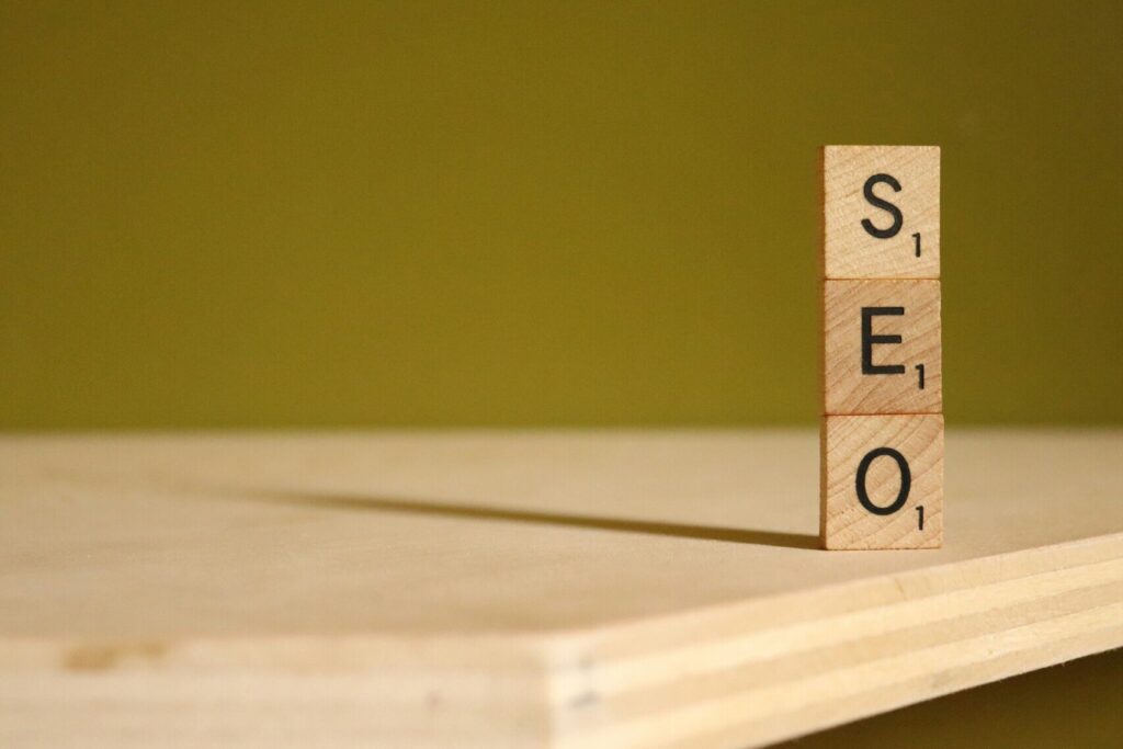 Scrabble titles with SEO on the image.