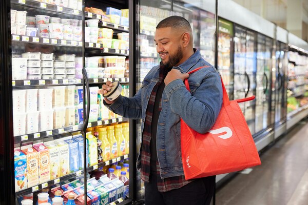 Image of a Door Dash delivery individuals shopping at a grocery store.